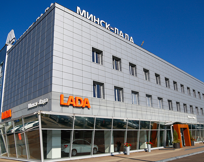 Веста в Минске дешевле на четверть миллиона. Разбираем, почему дома так не будет