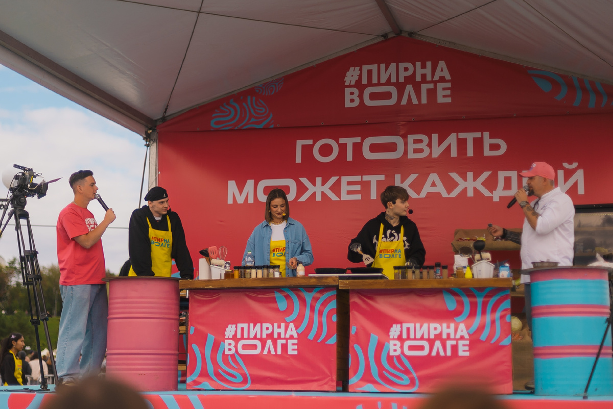 Фотографии с фестиваля прошлых лет из сообщества https://vk.ru/volgafoodfest