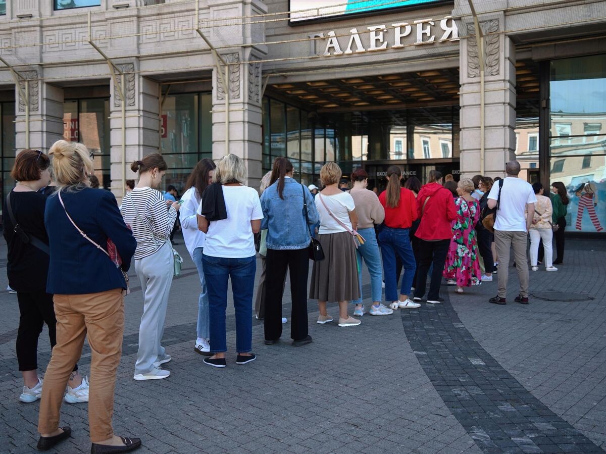    Люди выстроились в очередь на открытие магазина H&M в ТРК "Галерея" в Санкт-Петербурге | © РИА Новости / Алексей Даничев