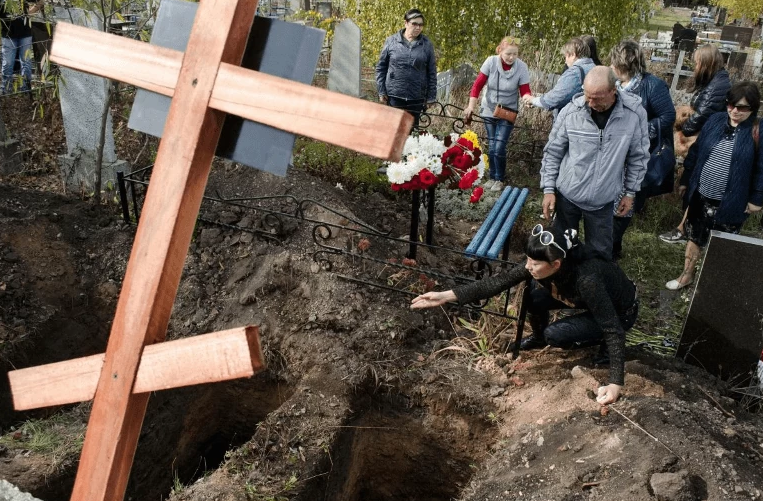 Бабушка умерла и оставила квартиру мне. А на похоронах сестра сказала: «Ты её не заслужила»