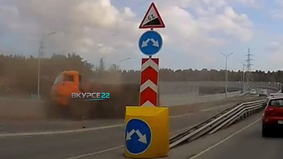 Грузовой КамАЗ опрокинулся на развязке Змеиногорского тракта в Барнауле. Видео
