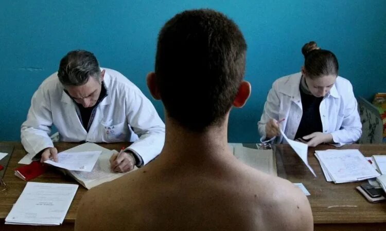 При каком весе нельзя служить: разъясняю, кого не возьмут в армию и почему