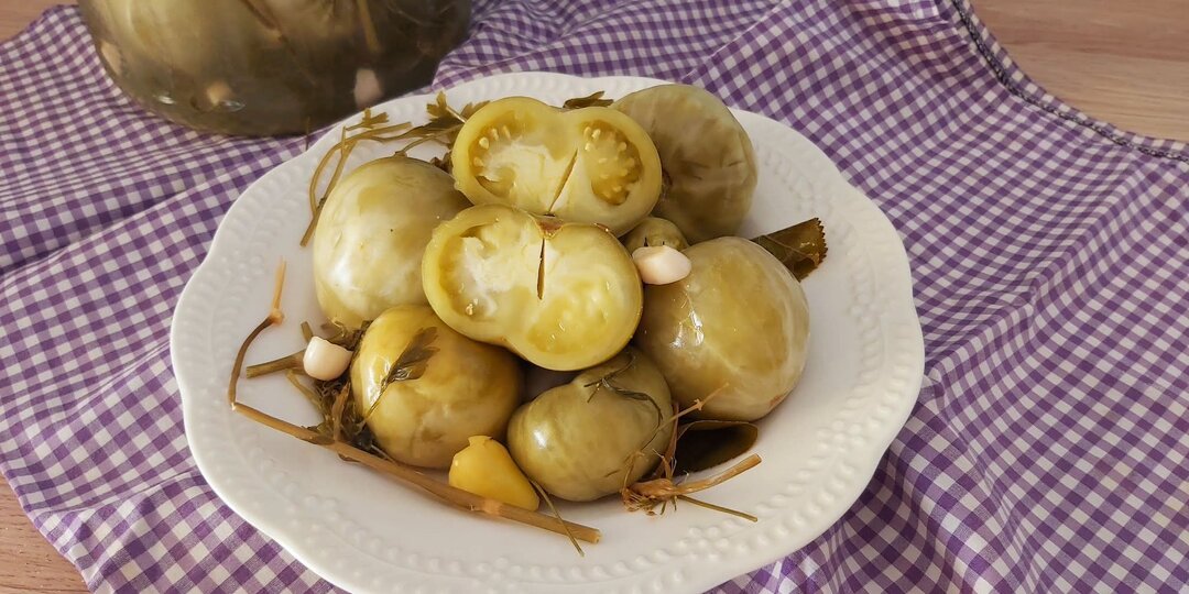 Квашеные зелёные помидоры на зиму — хрустящие, ароматные и без уксуса! Рецепт настоящего бочкового вкуса 🍅