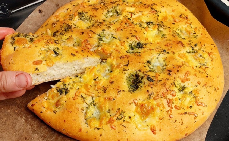 Домашняя фокачча с чесноком и сыром вместо обычного хлеба
