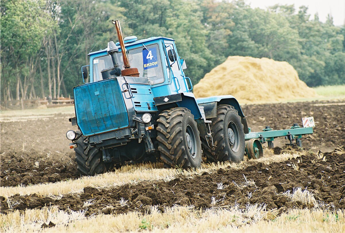 Фото:  Конкурс «День пахаря» в Ростовской области, 2002 год (из архива компании «Бизон»).