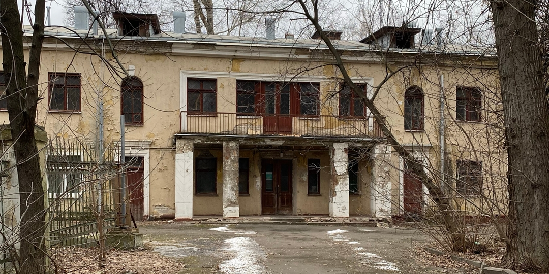 На месте заброшенного детского сада в Денисовском переулке построят дом по реновации.