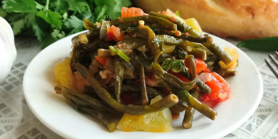 Спаржевая фасоль с овощами на сковороде
