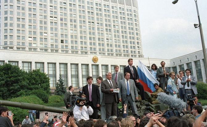 Ельцин на танке, Горбачев в Форосе, а через год - ваучеры: 35 лет назад Россию "вспутчило" так, что до сих пор аукается
