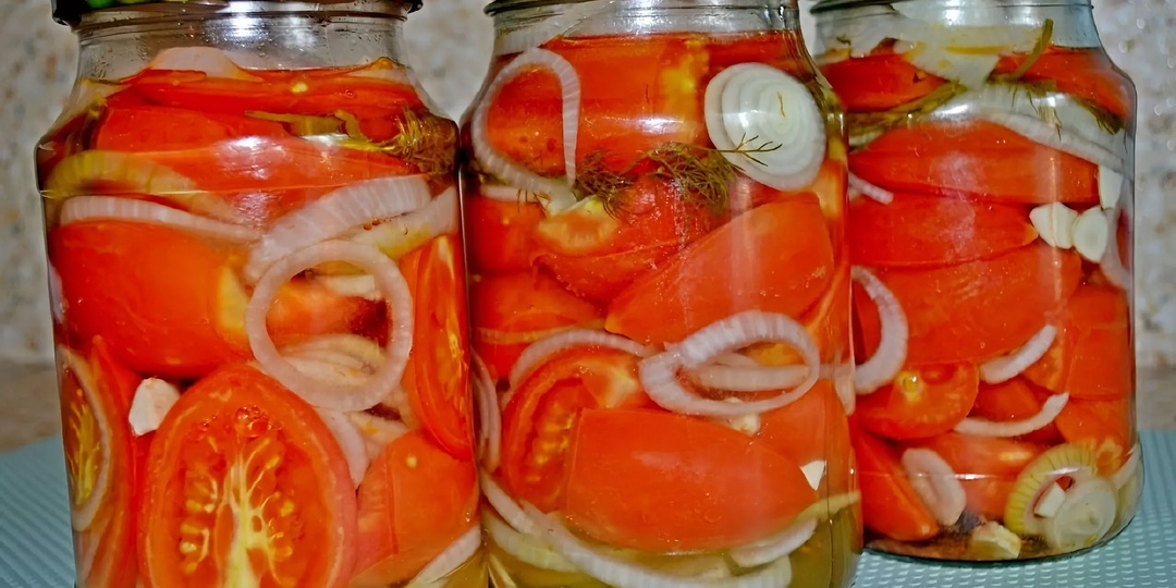 Помидоры дольками с луком. Самый вкусный рецепт.
