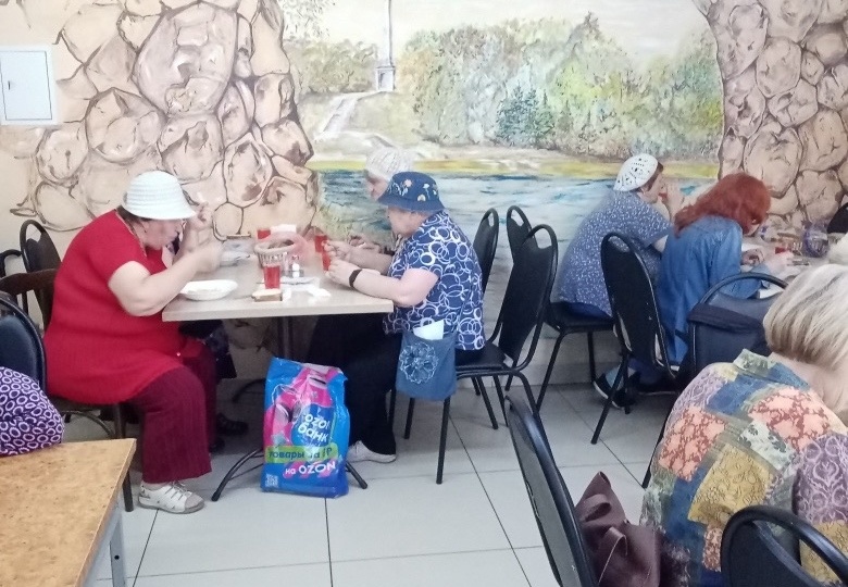 Угостите пожилых людей горячими обедами!