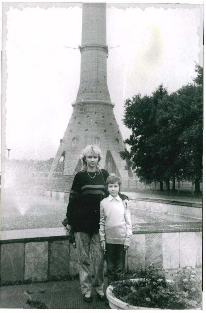 Тот самый день. 20 августа 1991 года, у подножия Останкинской башни за шаг до больших перемен. Из личного архива автора. Использование снимка на других ресурсах — только с разрешения.