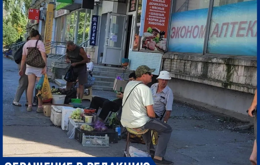 «Их разогнали, а они снова вернулись!»: торговцы устроили базар под окнами дома Морская, 64