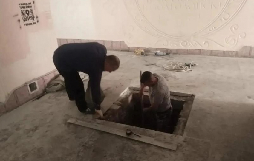 Колодец в глубокое подземелье вскрыли в подземном переходе возле ж/д вокзала в Волгодонске
