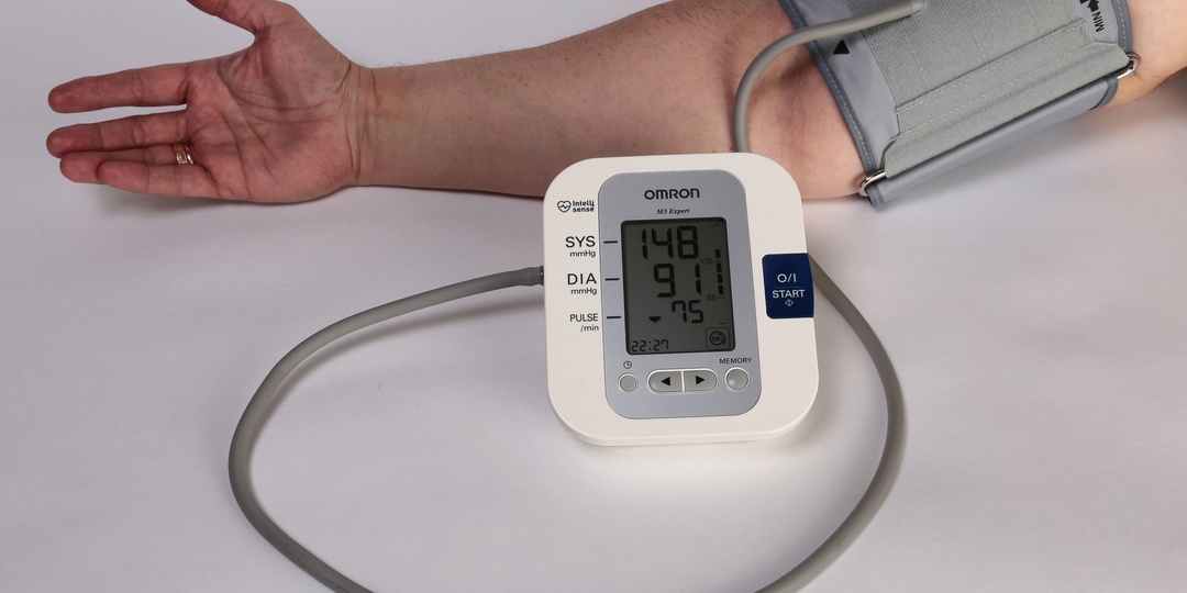 Как правильно измерять давление после 50: 7 ошибок, которые искажают результат на 20–30 единиц