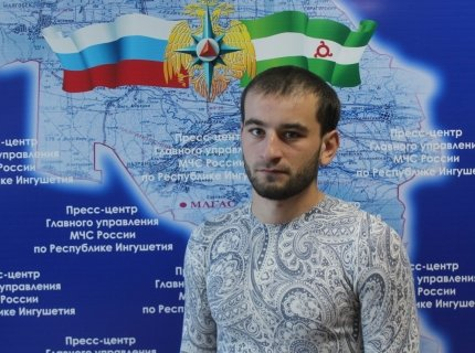 Повиснув на трубе, он опустил вниз ногу — за неё и ухватился Ахмед