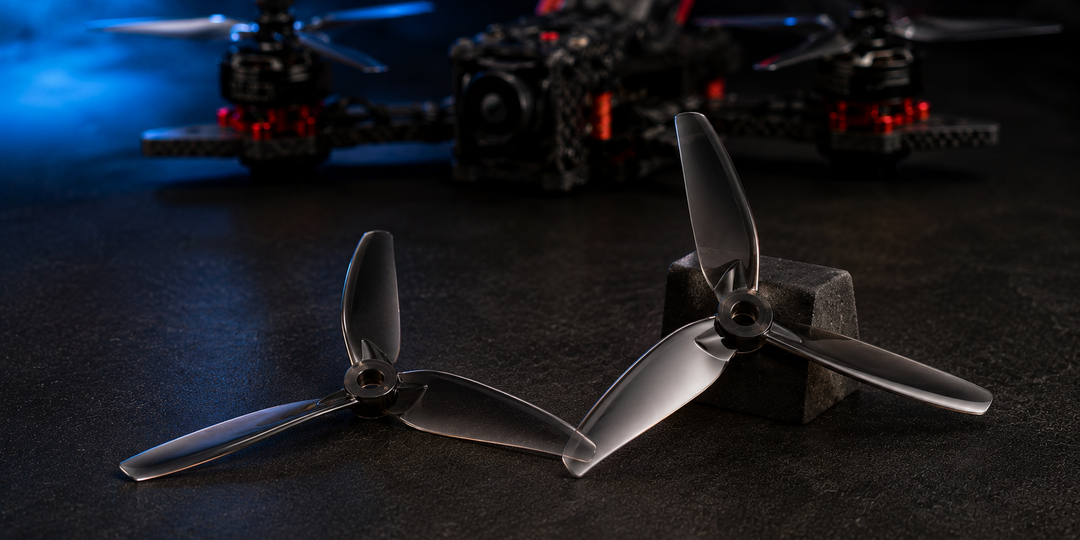 Почему пропеллеры FPV-дрона вращаются в разные стороны?