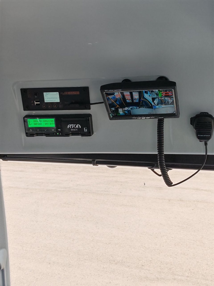 Автоинформатор  1DIN PRO ITLINE (верхний слева) в автобусе 