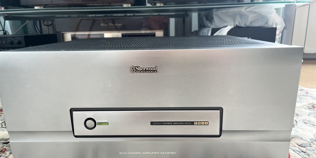 Sherwood Newcastle AM 9080: почему исправный усилитель может потрескивать в тишине