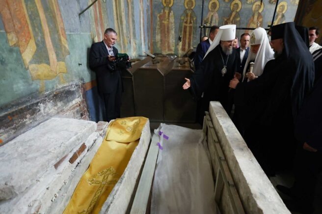    Молебен у мощей Дмитрия Донского. Фото: пресс-служба патриарха Московского и всея Руси