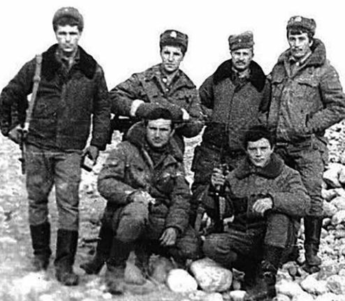 Ефрейтор ПВ КГБ СССР С. Лисняк с сослуживцами в ДРА