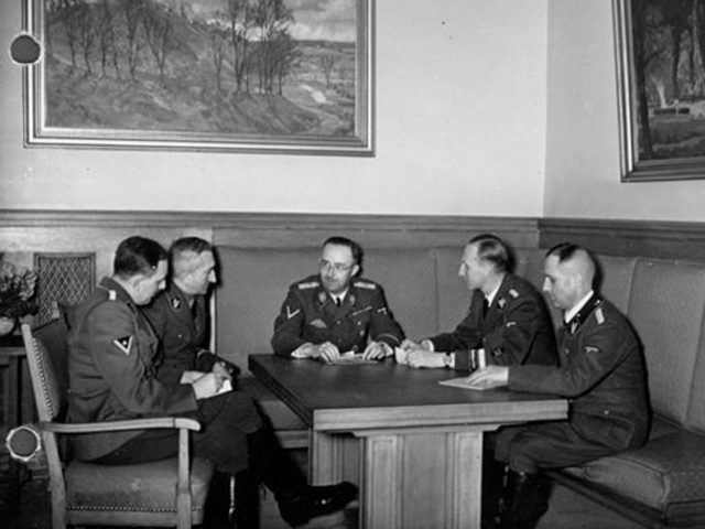 23 ноября 1939 года – высшее руководство СС – Рейнхард Гейдрих, Генрих Мюллер, Артур Небе, Франц Йозеф Хубер