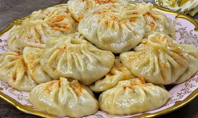 Подача таджикских мантов с соусом и зеленью