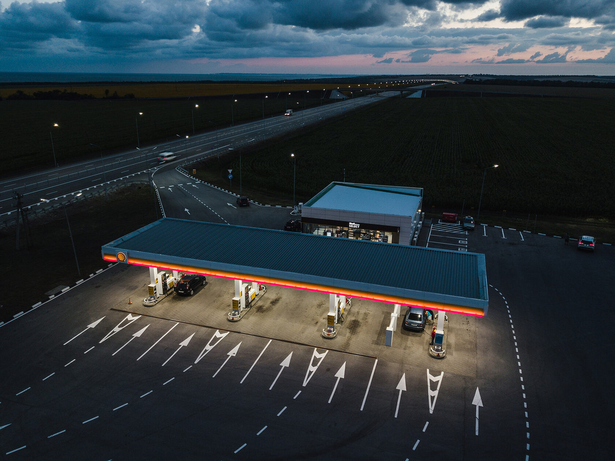 Заправка по трассе M-4. Такие очереди сегодня уже невозможно представить. Фото автора.