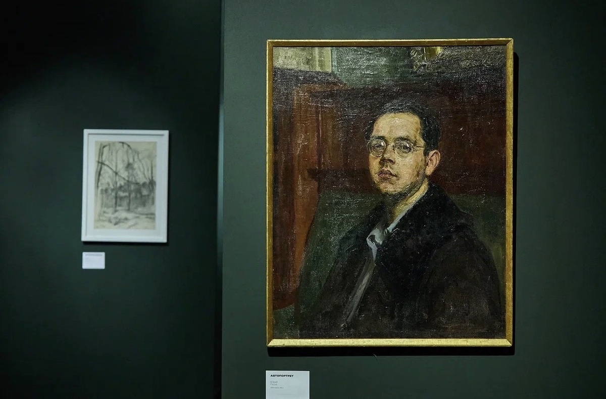 Выставка "Юрий Гусев. Художник, житель Измайлова". Фрагмент экспозиции. Автопортрет 1955 года. Фотография Григория Матвеева. 