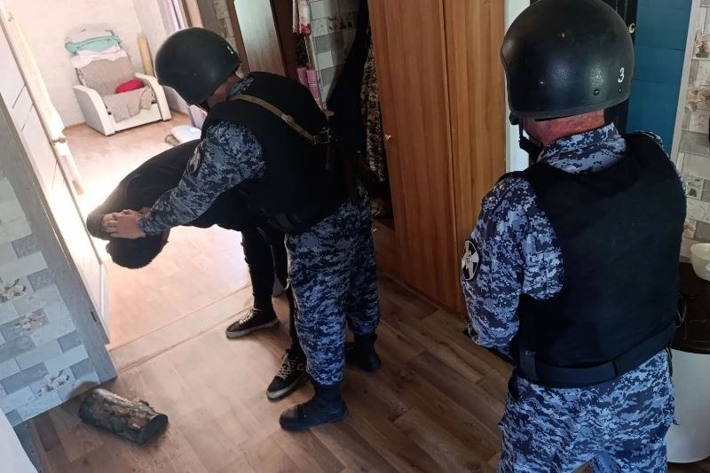 В Бурятии сельчанин приревновал и ударил поленом женщину