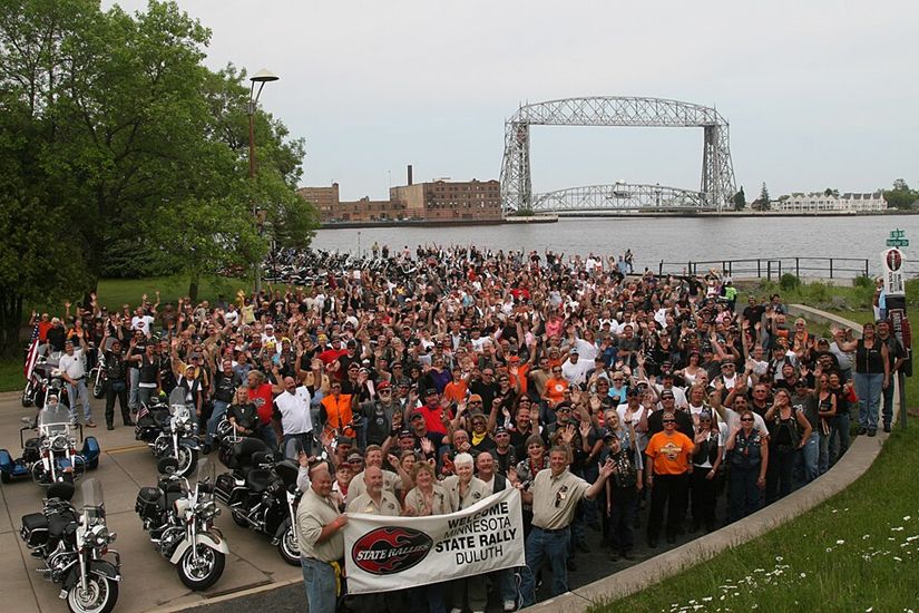 Региональный слёт Harley Owners Group: официальный клуб владельцев, объединяющий тысячи легальных байкеров, полная противоположность образу радикальных банд, с которым субкультура ассоциируется в массовой культуре. Фото: Wikimedia Commons, автор Escapedtowisconsin, лицензия CC BY-SA 3.0.