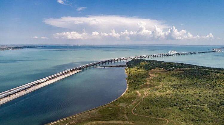Мега-пробка собралась со стороны Крыма на Кубань перед мостом – 700 машин
