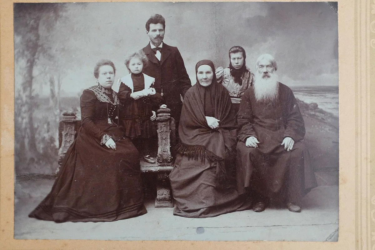 Семья купцов-старообрядцев из Ельца. Источник фотографии https://dzen.ru/a/ZgBZD44giF79L1QD