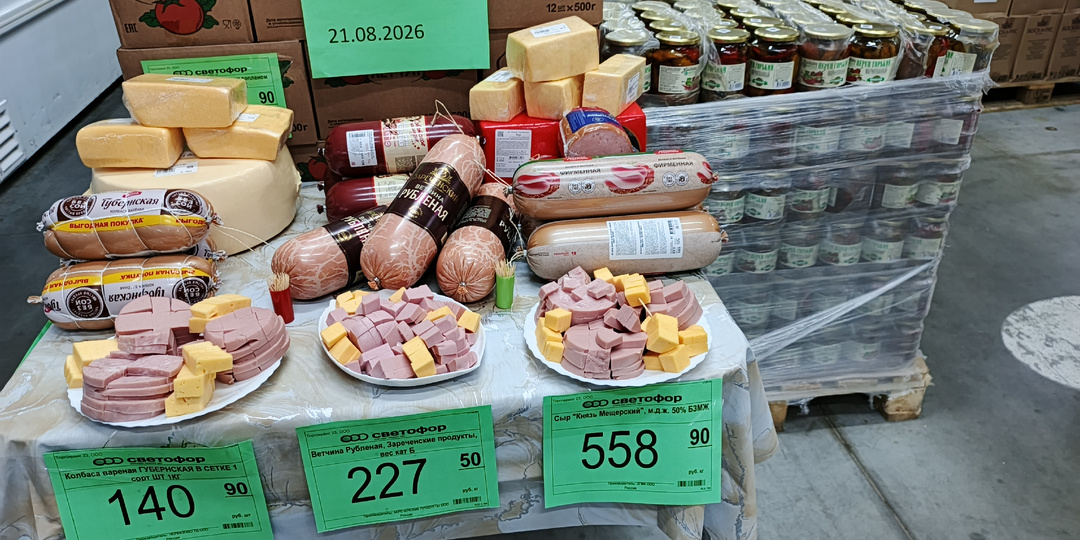 Не только дегустация привлекает в «Светофор» покупателей, но и акции и цены на товары.