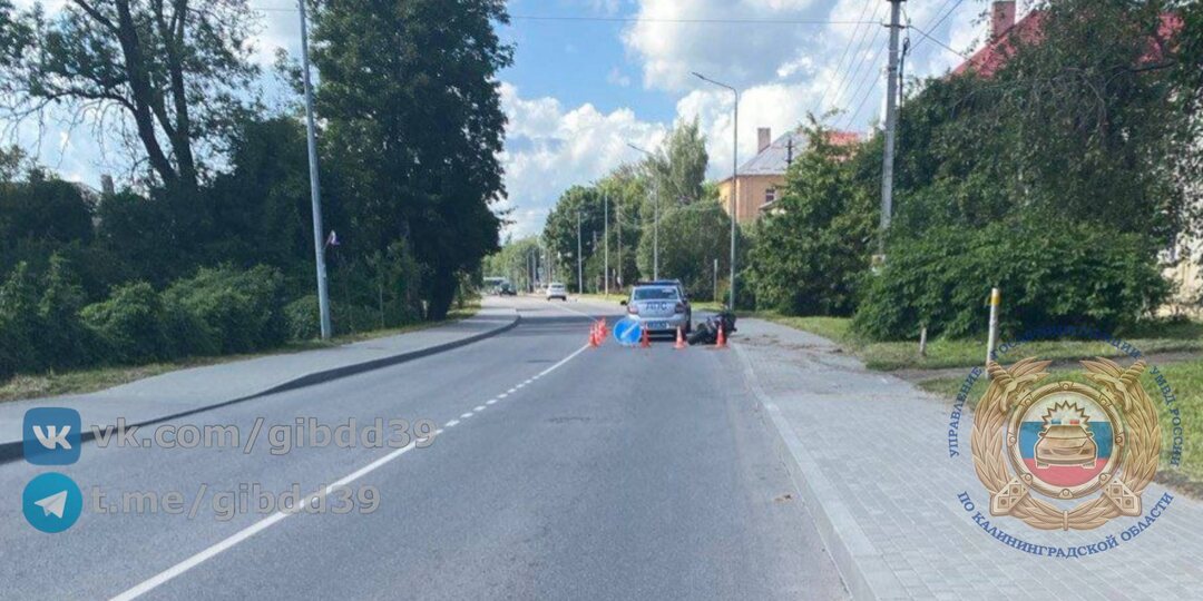 По предварительным данным, 21.08.2026 около 13:10 в городе Неман на улице Победы двигался мотоцикл под управлением водителя 1992 года