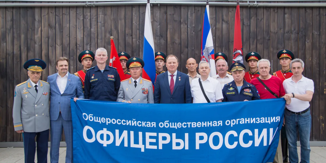 "Есть такая профессия - Родину защищать ... Офицеры, офицеры, ваше сердце под прицелом ... "