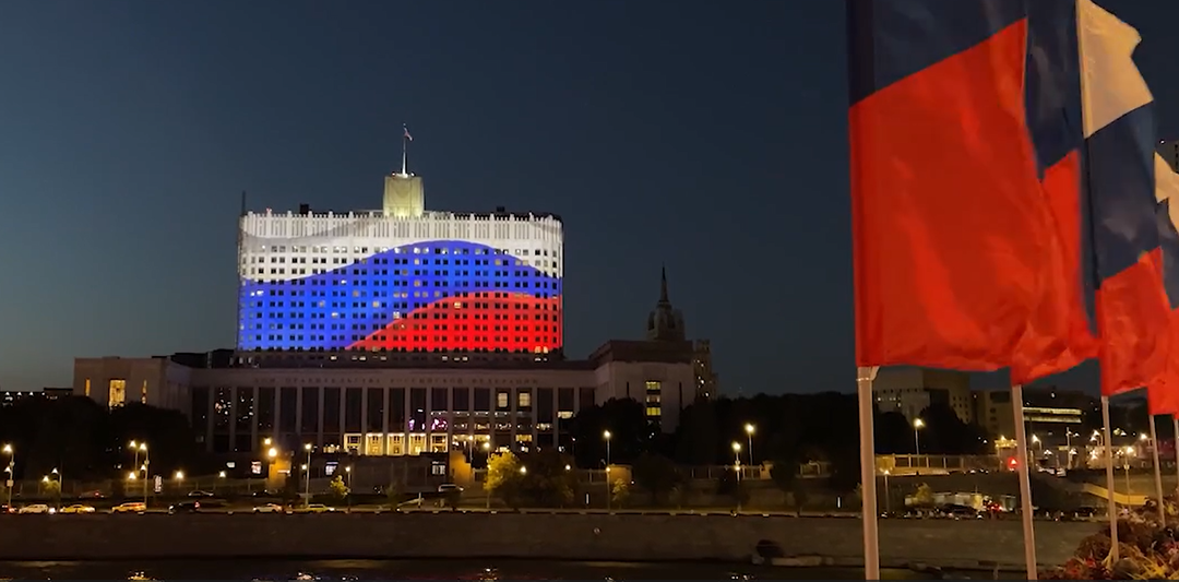 Здание Дома Правительства в Москве окрасилось в цвета российского флага