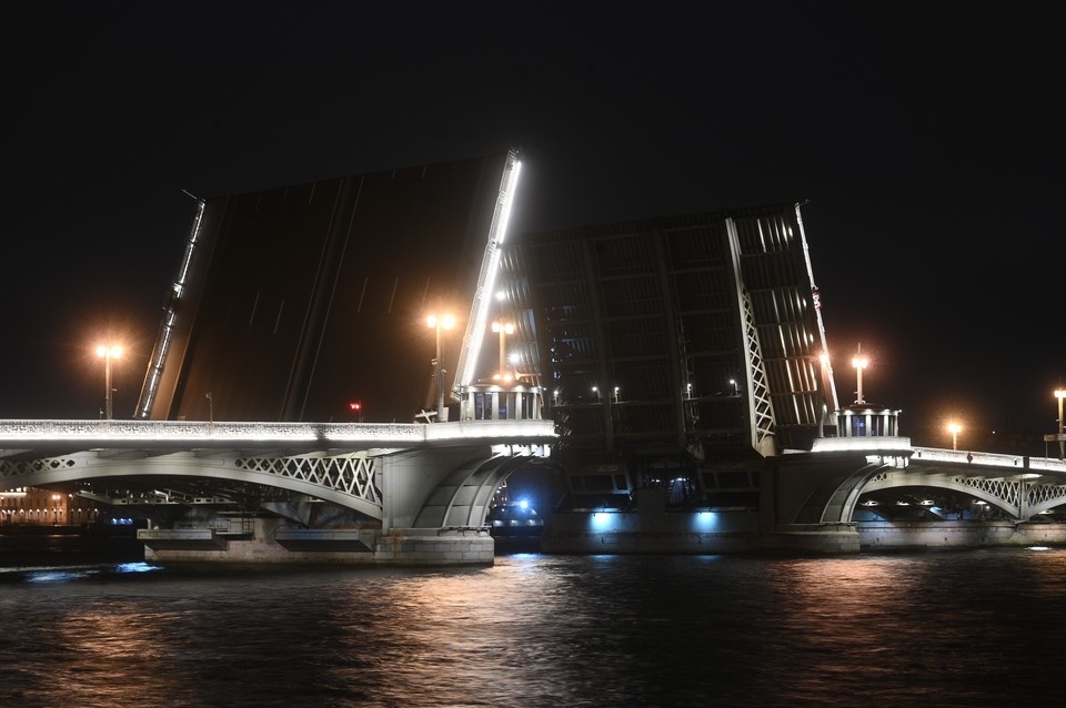    Разводка Дворцового моста и музыка синхронизированы по времени. Алексей БУЛАТОВ