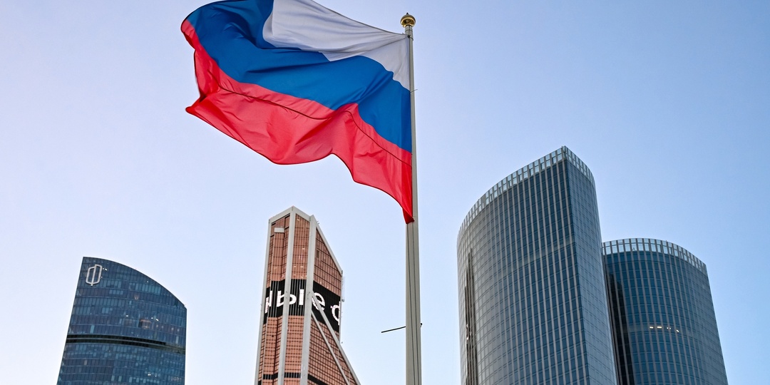Башня «Москвы-Сити» засияла цветами российского триколора в честь Дня флага