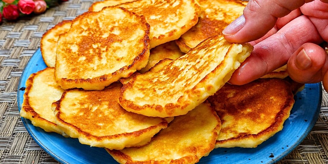 Беру кефир, яблоко и 10 минут. Проще завтрака не найти! Очень вкусно! Яблочные оладьи без замеса теста.