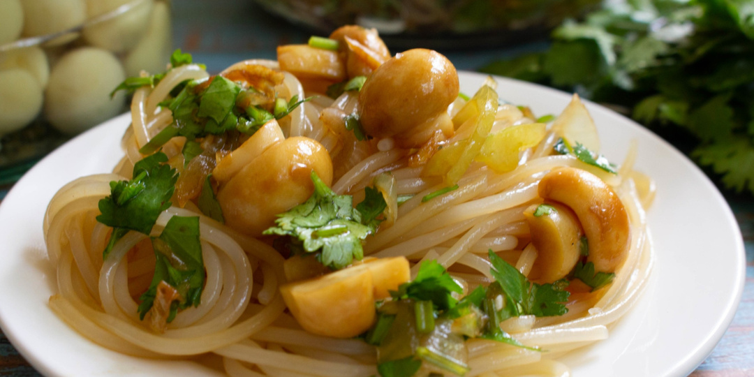 Фунчоза с маринованными шампиньонами