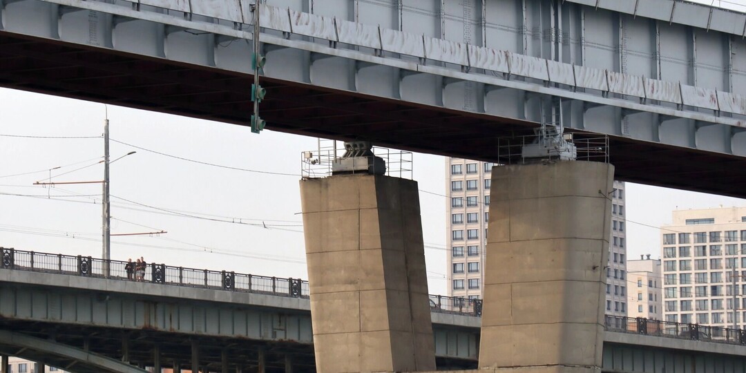 Тело мужчины обнаружили под метромостом в Новосибирске
