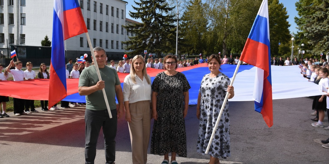 Жители Предгорья и ЛНР в честь праздника развернули флаг России