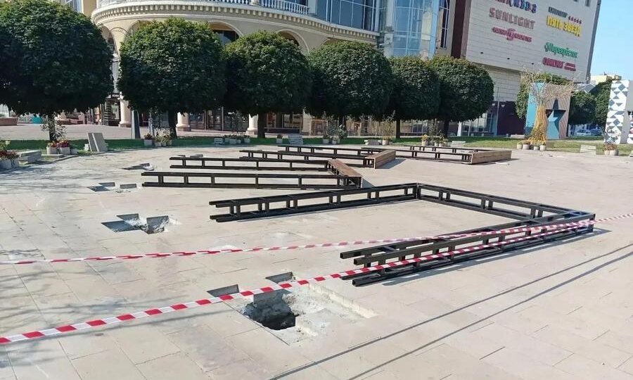 В Курске добавят качелей на Театральной площади