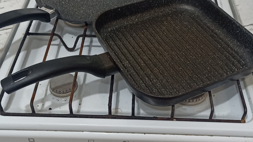 Не для крючка: зачем на самом деле нужна дырка в ручке сковороды — мало кто знает, для чего это нужно