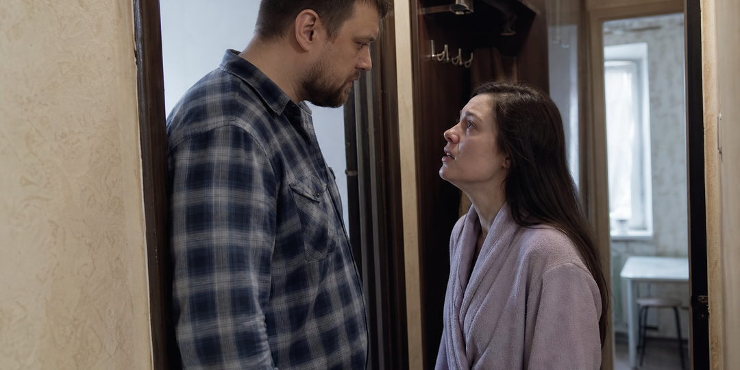 Парень спас тонущую девочку из реки, а через десять лет она пришла к нему свататься — он не узнал её и отказал