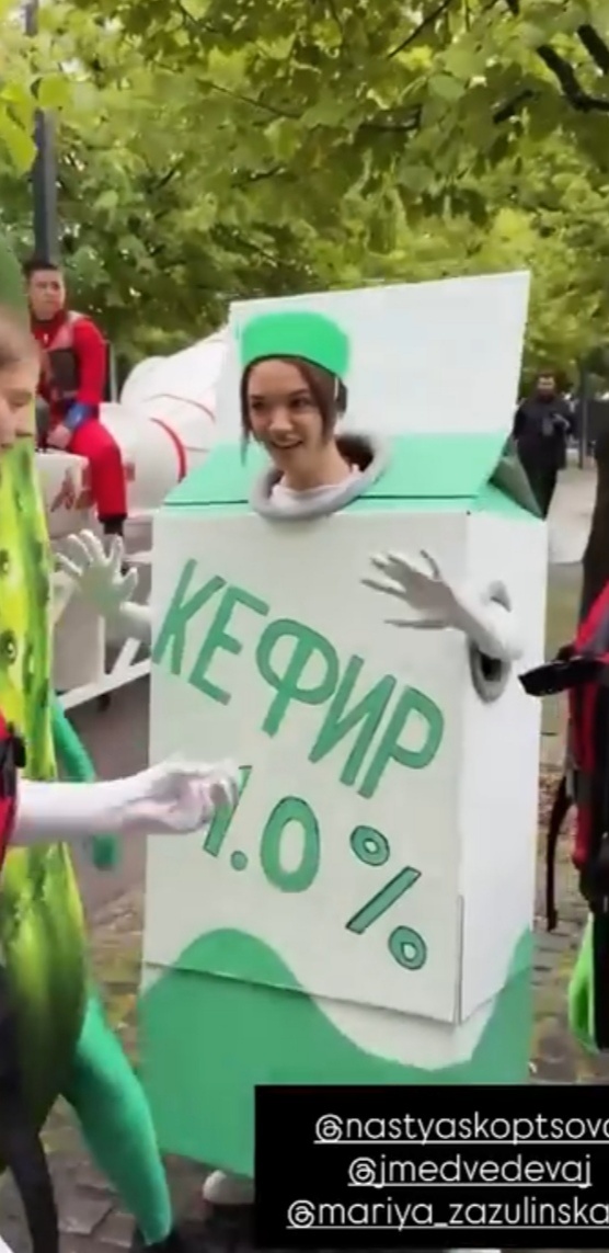 Медведева позорится в костюме Кефира