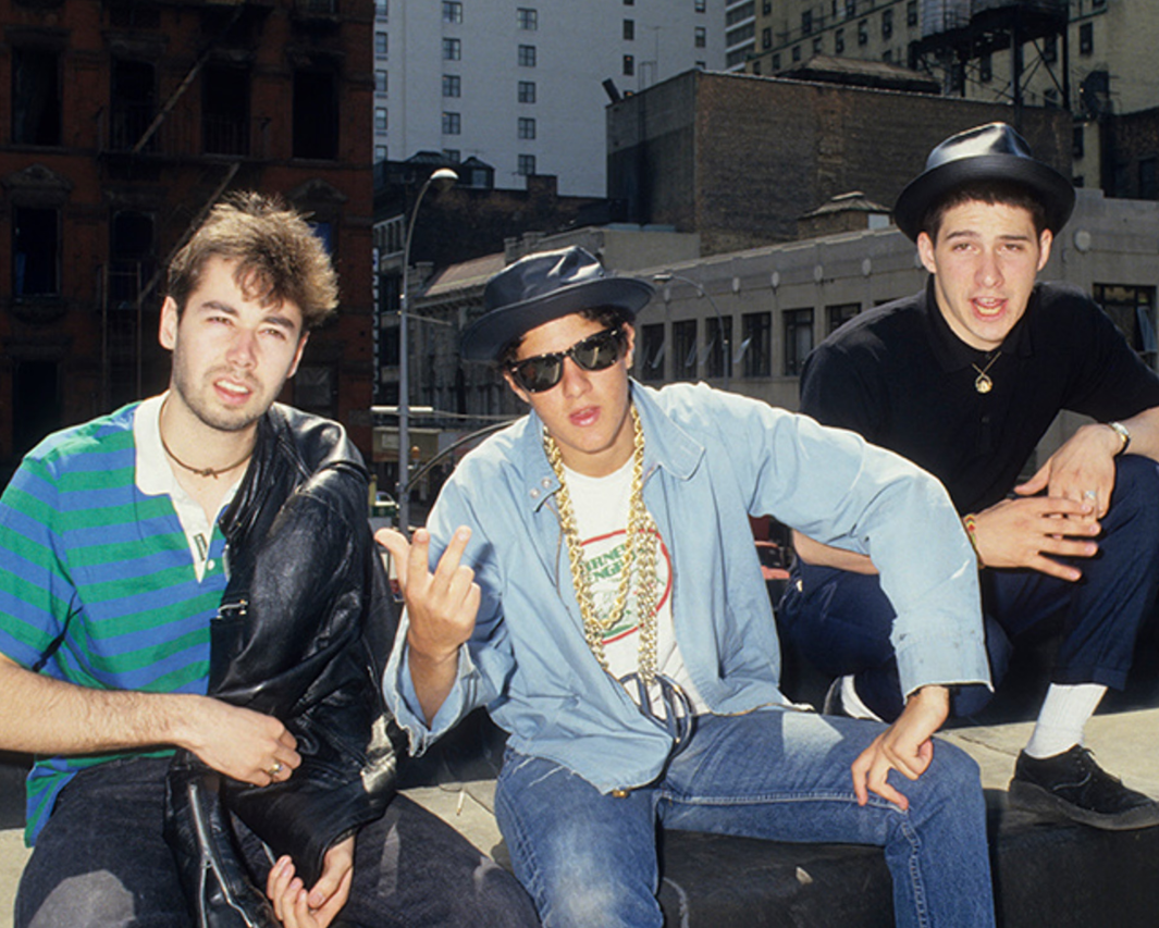 Майк Ди (в центре) с Адамом Яухом и Адамом Хоровицем из группы Beastie Boys, 1987 год. Фото: Коллекция Рона Галеллы/Getty