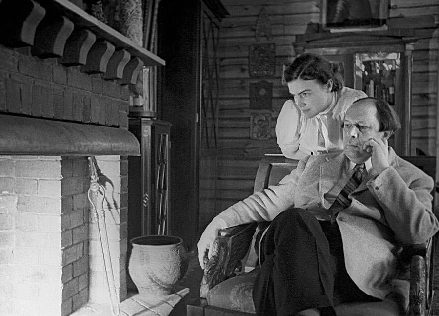 Алексей Толстой и его супруга Людмила на даче в поселке Барвиха, 1941 год. Фото: Владимир Малышев / ТАСС