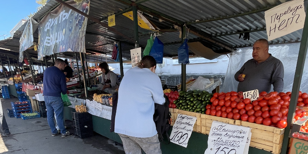 Где покупают продукты простые москвичи. Съездила на рынок в Москве. Показываю сколько стоит мясо и фрукты