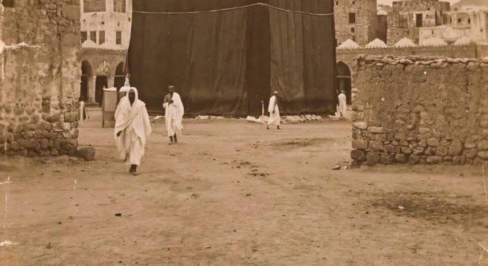 Одна из самых ранних известных фотографий Каабы и Мекки, сделанная в 1880 году египетским офицером и инженером Мухаммадом Садиком-беем
